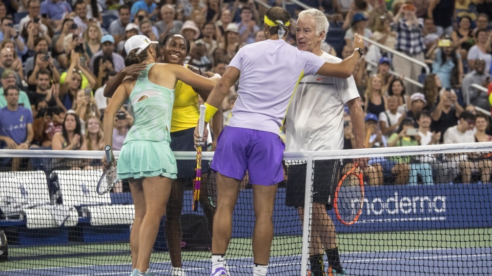 Świątek, Nadal, Gauff i McEnroe po deblowym pojedynku. Fot.: Sarah Yenesel/PAP