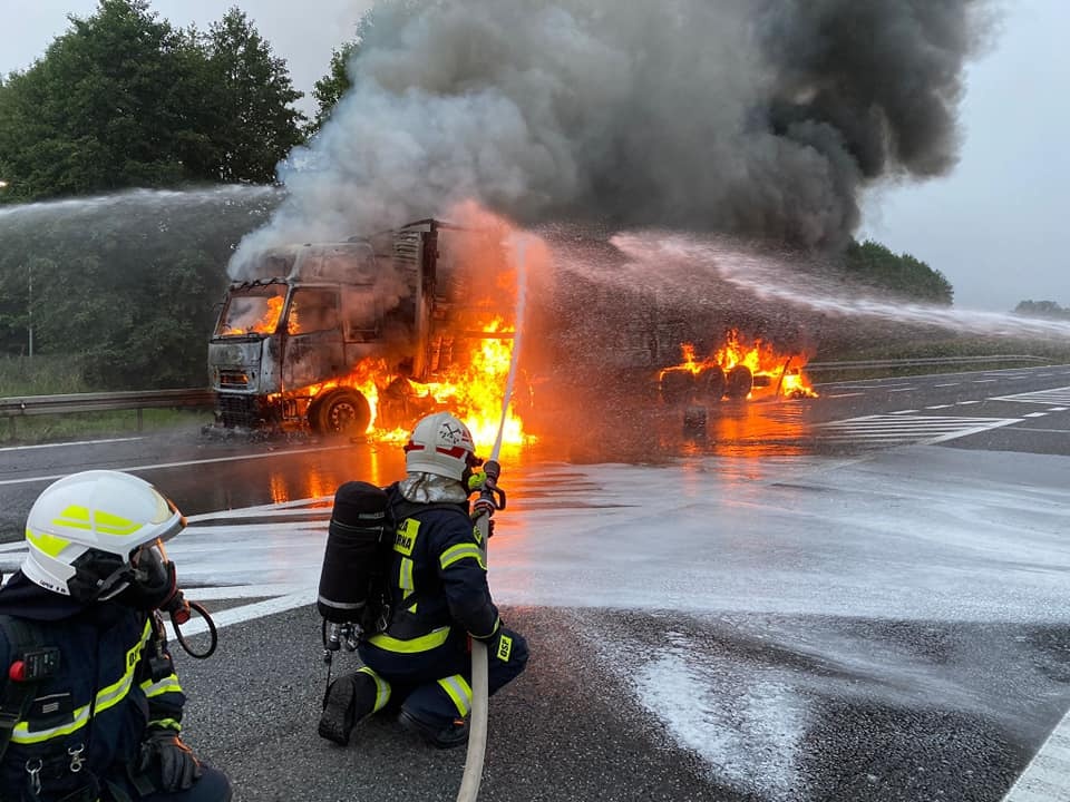 Kilkanaście godzin trwały utrudnienia w Makowiskach, na DK 10 po tym, jak w piątek rano zapaliła się tam ciężarówka./fot. OSP Solec Kujawski/Facebook