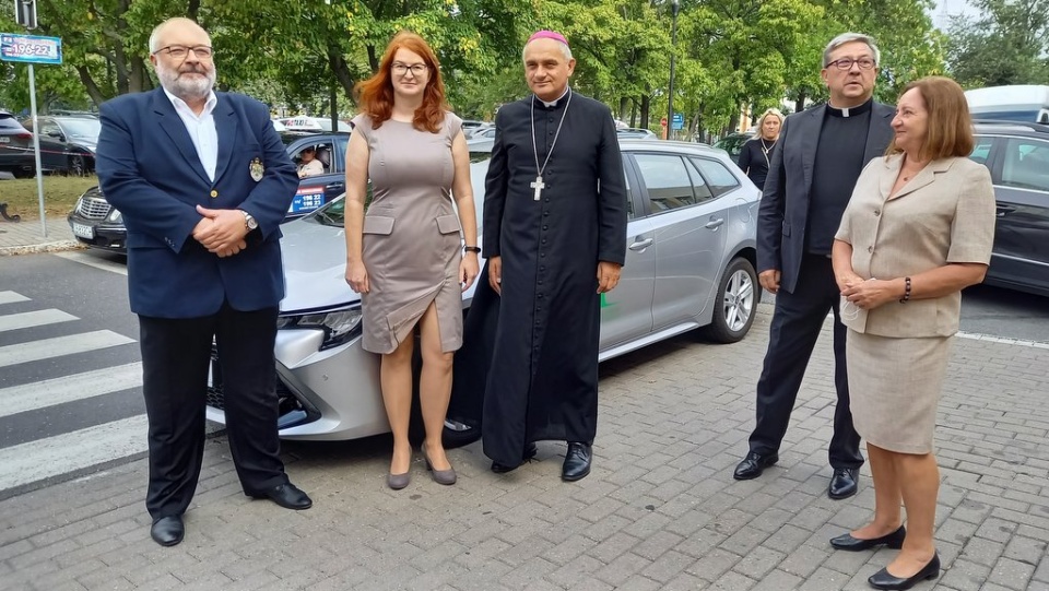 Nowy samochód dla Centrum Opieki Perinatalnej św. Łazarza w Bydgoszczy. Auto ułatwi terapeutom dotarcie do pacjentek w całym regionie. Fot. Tatiana Adonis