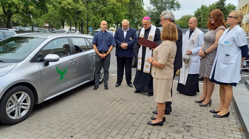 Nowy samochód dla Centrum Opieki Perinatalnej św. Łazarza w Bydgoszczy. Auto ułatwi terapeutom dotarcie do pacjentek w całym regionie. Fot. Tatiana Adonis