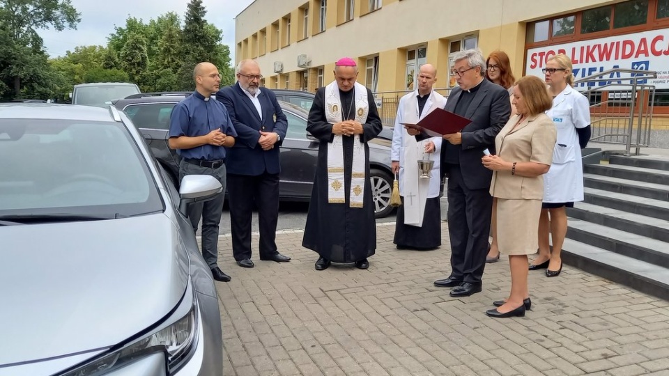 Nowy samochód dla Centrum Opieki Perinatalnej św. Łazarza w Bydgoszczy. Auto ułatwi terapeutom dotarcie do pacjentek w całym regionie. Fot. Tatiana Adonis