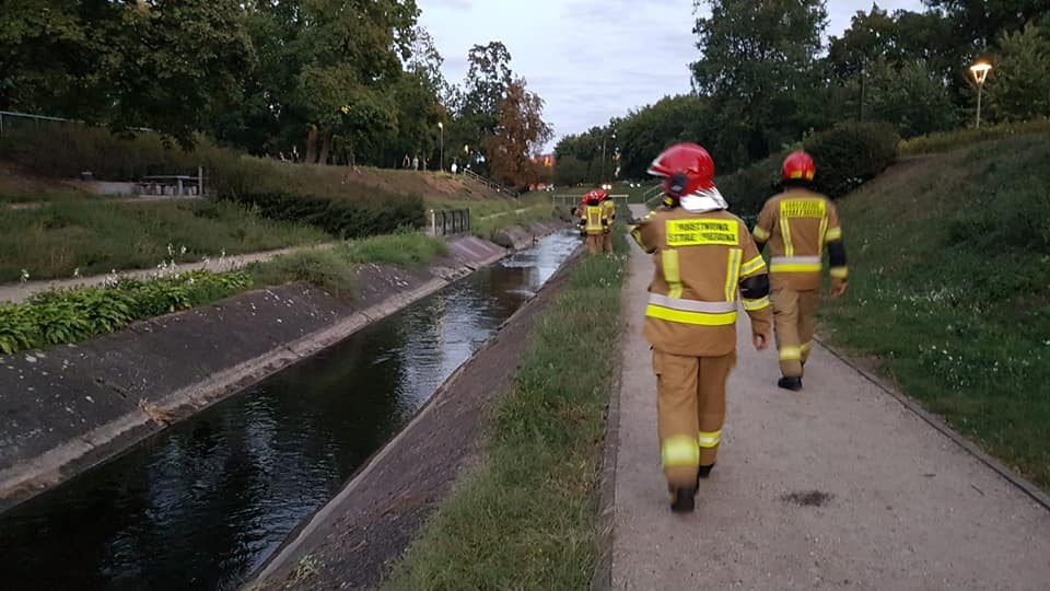 We wtorek wieczorem straż pożarna otrzymała zgłoszenie o plamie niezidentyfikowanej substancji wpływającej do Kanału Bydgoskiego w pobliżu ulicy Wrocławskiej. Fot. Bydgoszcz998