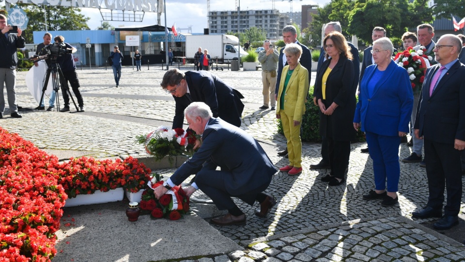 Po godz. 9. delegacja parlamentarzystów Koalicji Obywatelskiej i przedstawicieli KO w radzie miasta Gdańska złożyła kwiaty przed pomnikiem Poległych Stoczniowców 1970 na Placu Solidarności. Fot. PAP/Adam Warżawa