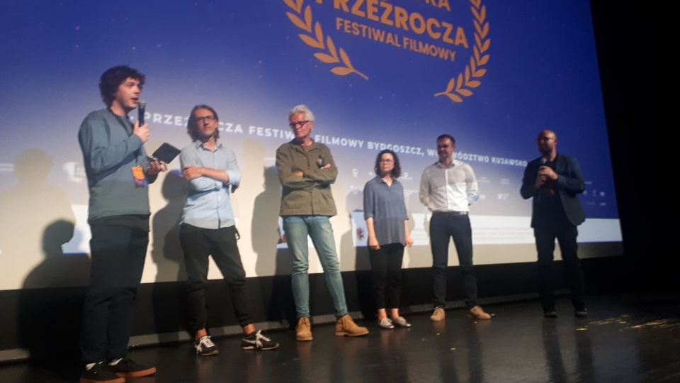 Grand Prix konkursu krótkometrażowych filmów dokumentalnych -  Błysk Oka  otrzymał Aleksander Szamałek (pierwszy z lewej)/fot. Bogumiła Wresiło