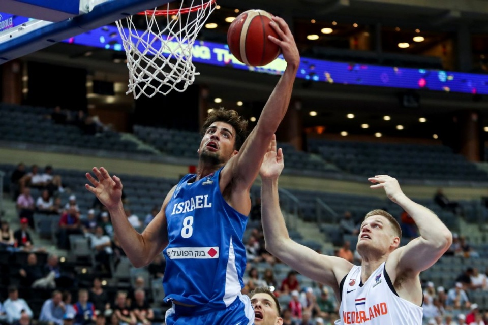 Reprezentacja koszykarzy Izraela z zawodnikiem NBA Denim Avdiją będzie w poniedziałek w Pradze (godz. 14.00) trzecim rywalem Polski w grupie D mistrzostw Europy koszykarzy/fot. PAP, EPA