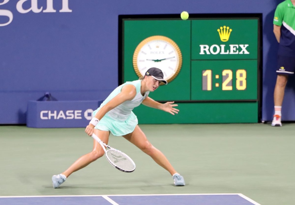 Iga Świątek podczas meczu o awans do 1/8 finału wielkoszlemowego turnieju tenisowego US Open z Amerykanką Lauren Davis/fot. Marek Cholewiński, PAP