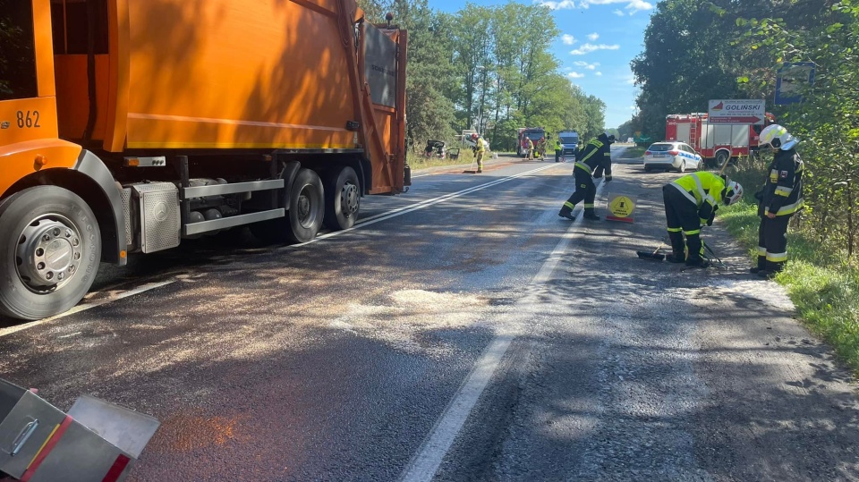 Po godz. 12.00 w Makowiskach doszło do niebezpiecznego zdarzenia. Na miejscu pojawili się m.in. druhowie z OSP w Solcu Kujawskim, policja i ratownicy medyczni. Fot. OSP Solec Kujawski