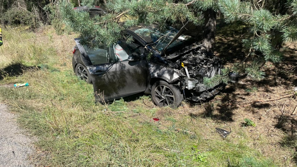 Po godz. 12.00 w Makowiskach doszło do niebezpiecznego zdarzenia. Na miejscu pojawili się m.in. druhowie z OSP w Solcu Kujawskim, policja i ratownicy medyczni. Fot. OSP Solec Kujawski