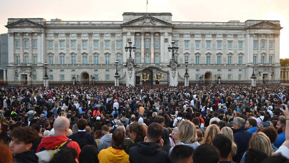 Pod pałacem Buckingham w piątek od rana tysiące ludzi opłakuje zmarłą królową Elżbietę II/fot. PAP, EPA
