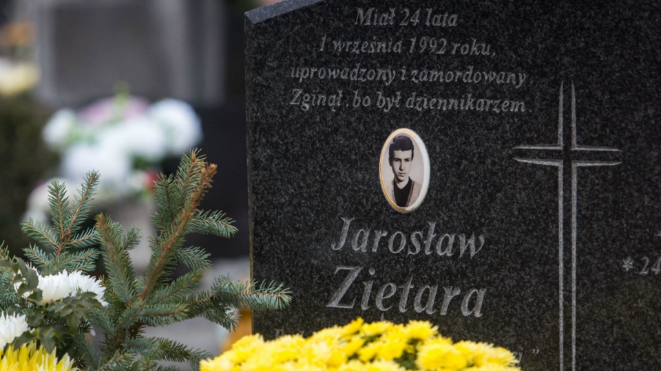 Symboliczny grób dziennikarza Jarosława Ziętary./fot. PAP/Tytus Żmijewski