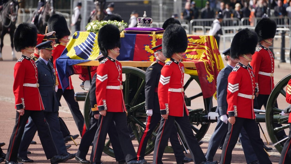 Z Pałacu Buckingham wyruszył w środę po południu (14 września) kondukt odprowadzający trumnę z ciałem królowej Elżbiety II do Pałacu Westminsterskiego, gdzie do dnia pogrzebu będzie wystawiona na widok publiczny. Za trumną szli król Karol III i inni członkowie rodziny królewskiej./fot. PAP/EPA