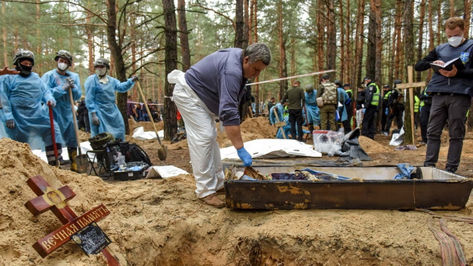 Ciała wydobyte z grobów w okolicy wyzwolonego spod rosyjskiej okupacji Iziumu, na północnym wschodzie Ukrainy, noszą ślady tortur/fot. PAP, EPA
