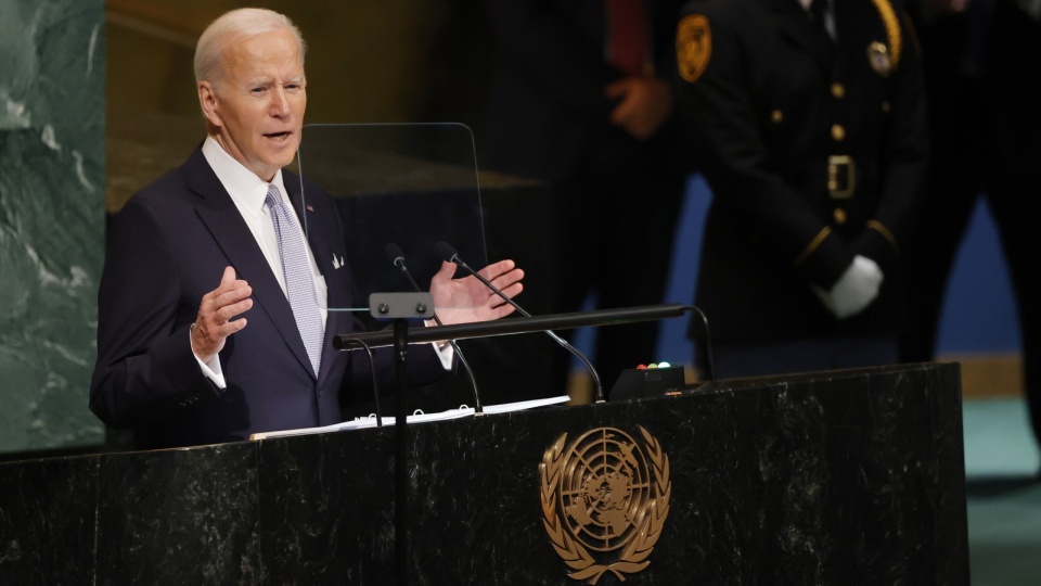 Joe Biden wygłaszający przemówienie w ramach trwającej od wtorku debaty generalnej przywódców państw podczas 77. sesji Zgromadzenia Ogólnego ONZ. Fot. PAP/EPA/JASON SZENES