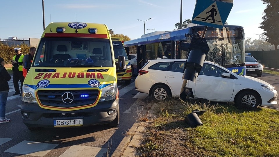 Zderzenie na ul. Szubińskiej w Bydgoszczy. Fot. Bydgoszcz 998