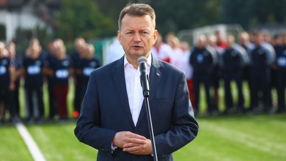 Wicepremier, minister obrony narodowej Mariusz Błaszczak przemawia podczas „Wyzwania weterana” – zawodów sportowych oraz pikniku wojskowego, 24 bm. w Centrum Edukacyjno-Rekreacyjnym w Markach pod Warszawą. (mr) PAP/Rafał Guz