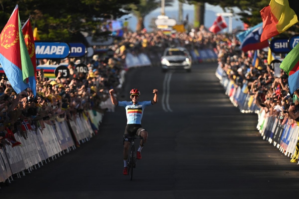 Belg Remco Evenepoel zdobył w australijskim Wollongong - po samotnej ucieczce - tytuł mistrza świata w wyścigu ze startu wspólnego elity/fot. PAP, EPA