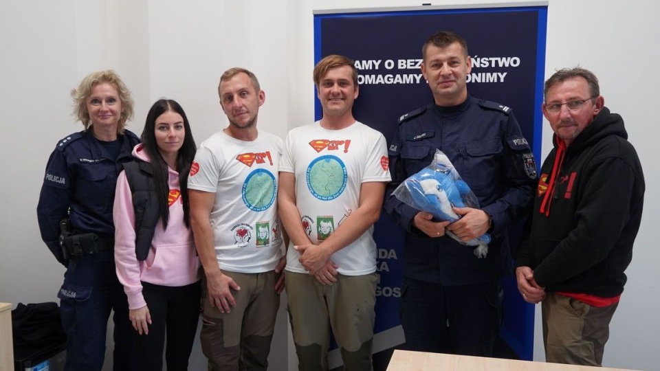 Policjanci przekazali na licytację maskotkę „Polfinka” i już zapowiedzieli, że na tym nie poprzestaną. Fot. Nadesłane