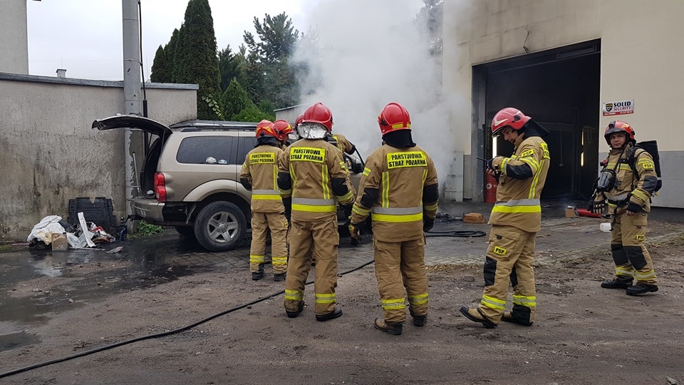 Bydgoscy strażacy gasili pożar samochodu osobowego w warsztacie mechanicznym przy ulicy Toruńskiej/fot. Bydgoszcz 998