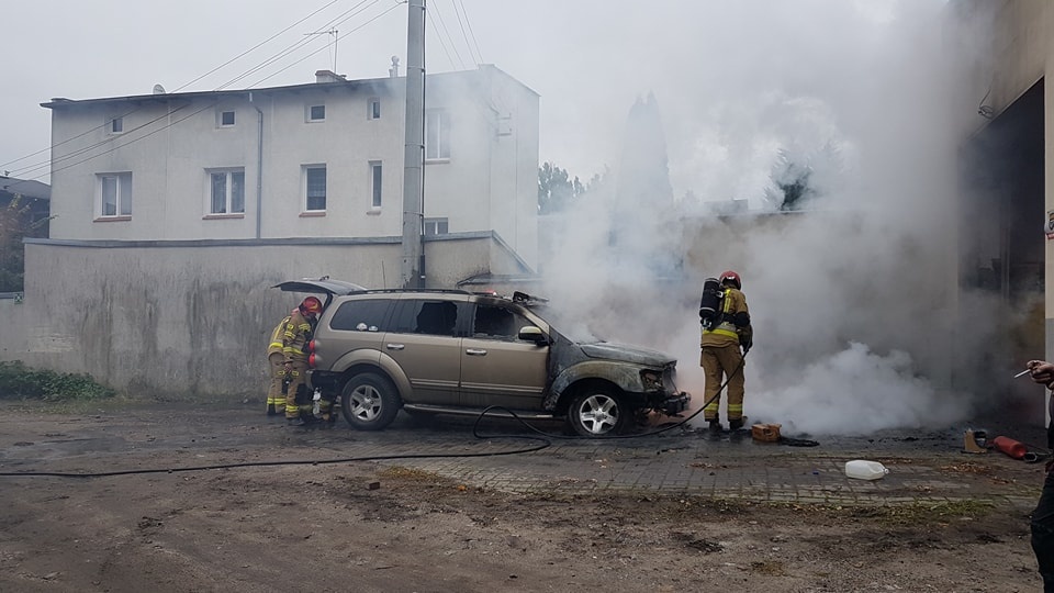 Bydgoscy strażacy gasili pożar samochodu osobowego w warsztacie mechanicznym przy ulicy Toruńskiej/fot. Bydgoszcz 998