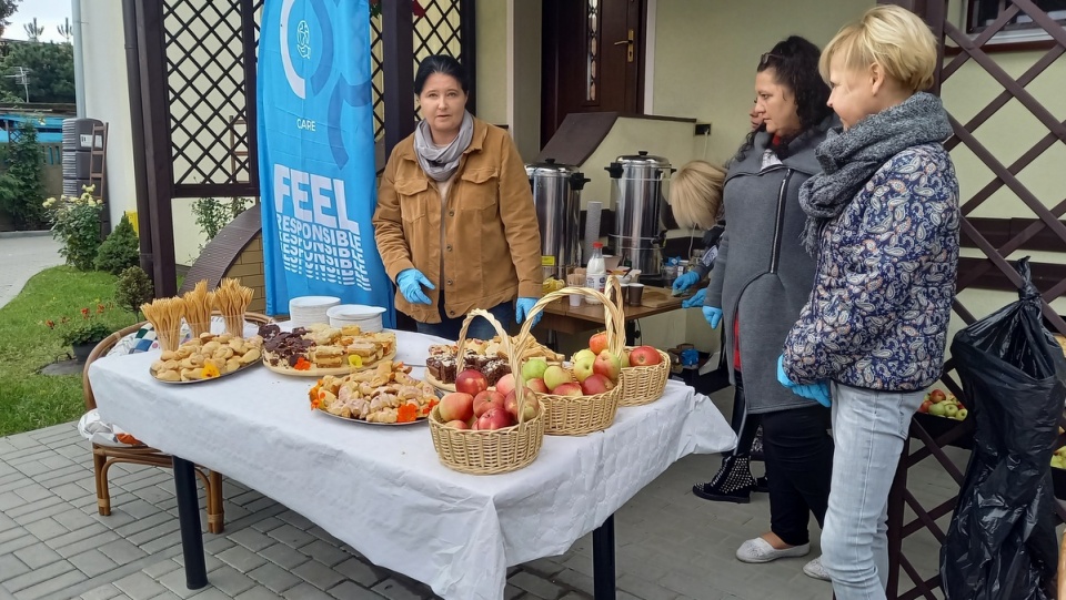 Bigos, domowe ciasto i paczki żywnościowe - to wszystko czekało dziś na potrzebujących w ramach akcji ,,Gotujemy – Pomagamy – Podajemy dalej’’, którą zorganizowano w Bydgoszczy/fot. Tatiana Adonis