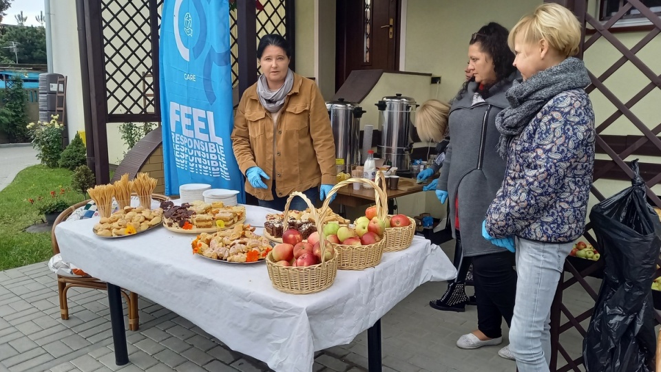 Bigos, domowe ciasto i paczki żywnościowe - to wszystko czekało dziś na potrzebujących w ramach akcji ,,Gotujemy – Pomagamy – Podajemy dalej’’, którą zorganizowano w Bydgoszczy/fot. Tatiana Adonis