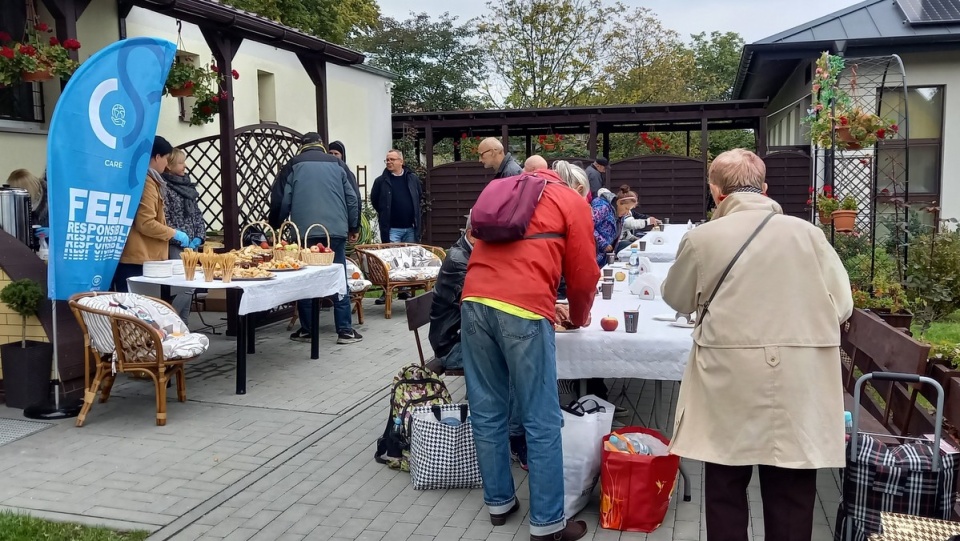 Bigos, domowe ciasto i paczki żywnościowe - to wszystko czekało dziś na potrzebujących w ramach akcji ,,Gotujemy – Pomagamy – Podajemy dalej’’, którą zorganizowano w Bydgoszczy/fot. Tatiana Adonis