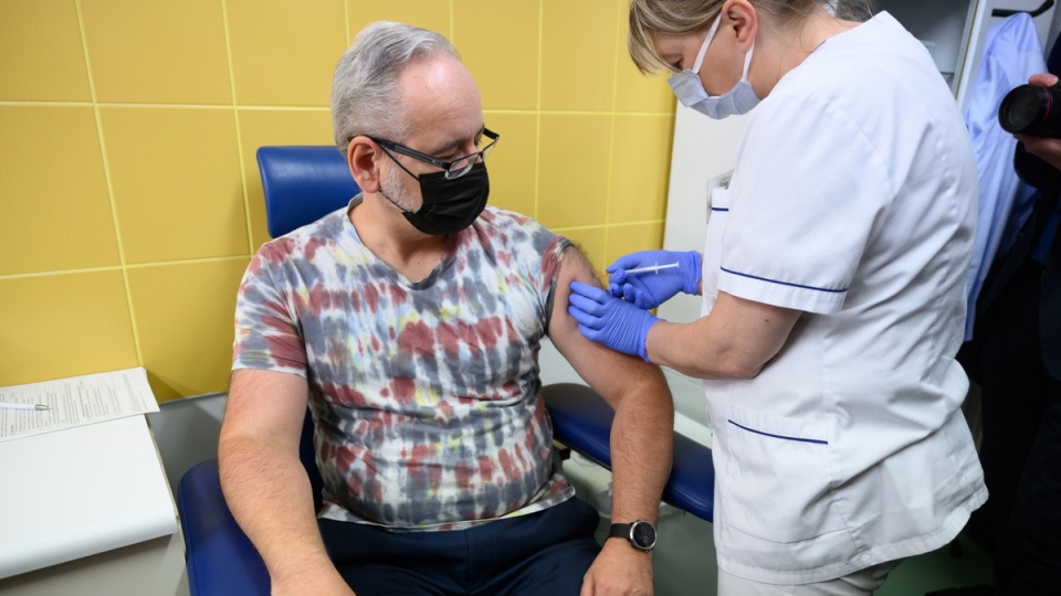 Minister zdrowia Adam Niedzielski przyjął kolejną dawkę przypominającą szczepionki przeciwko COVID-19/fot. Jakub Kaczmarczyk, PAP