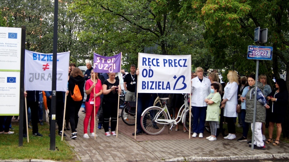 Czerwcowe protesty przed szpitalem im. Biziela w Bydgoszczy./fot. Henryk Żyłkowski/archiwum