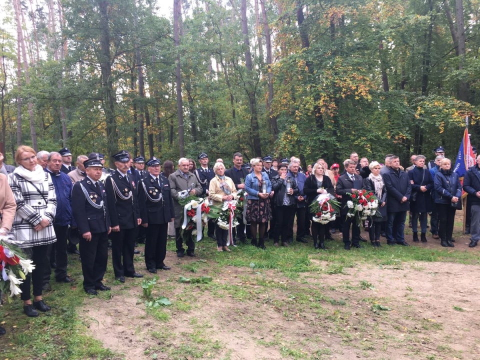 Głaz odsłonięto w miejscu, w którym 83 lata temu Niemcy rozstrzelali mieszkańców Mroczy, Wąwelna, Mierucina i Skoraczewa/fot. Elżbieta Rupniewska