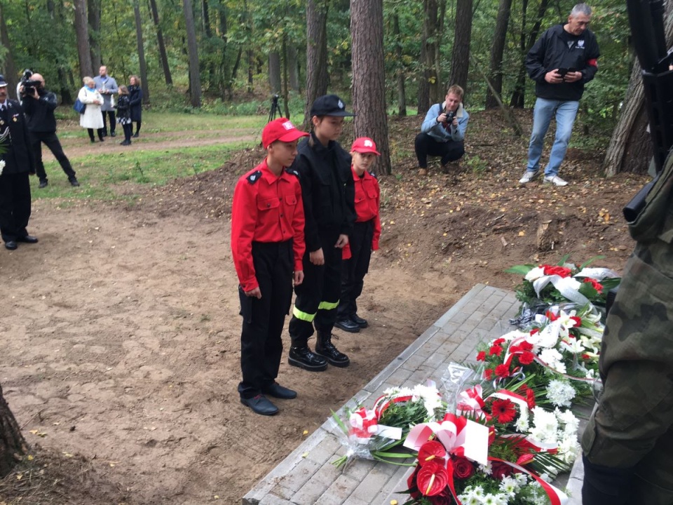 Głaz odsłonięto w miejscu, w którym 83 lata temu Niemcy rozstrzelali mieszkańców Mroczy, Wąwelna, Mierucina i Skoraczewa/fot. Elżbieta Rupniewska