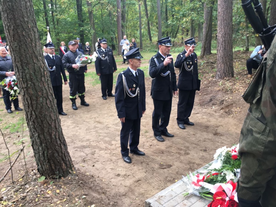 Głaz odsłonięto w miejscu, w którym 83 lata temu Niemcy rozstrzelali mieszkańców Mroczy, Wąwelna, Mierucina i Skoraczewa/fot. Elżbieta Rupniewska