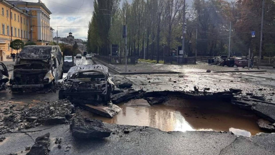 Spalone i porozbijane samochody, wybite szyby w oknach budynków i ślady odłamków na ścianach okolicznych domów – tak wygląda centrum Kijowa, zaatakowanego w poniedziałek rano rakietami przez wojska Federacji Rosyjskiej. W mieście panuje przeraźliwa cisza./fot. PAP/FB