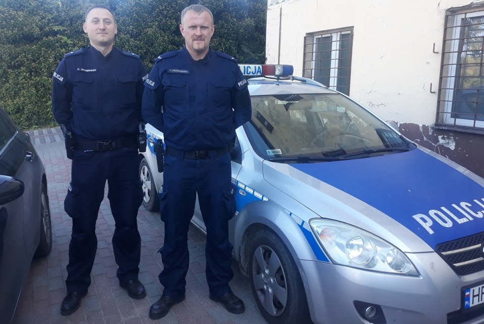 Dzięki pomocy policjantów 74-latek bezpiecznie wrócił do domu/fot. KPP w Rypinie