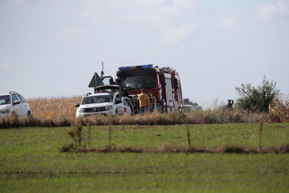 Akcja wypompowywania ropy naftowej prowadzona jest w miejscowości Żurawice, w zagłębieniu terenu na polu kukurydzy, gdzie znajduje się niewielkie oczko wodne/fot. PAP, Roman Zawistowski