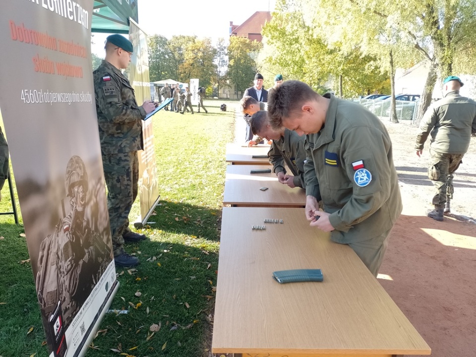 Oprócz strzelenia na symulatorze innymi konkurencjami były ewakuacja rannego z pola walki i rzut granatem treningowym na odległość/fot. Michał Zaręba