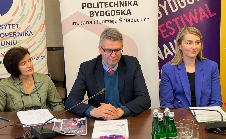 Pokazy, eksperymenty, wykłady i warsztaty przygotowano w ramach zbliżającego się 12. Bydgoskiego Festiwalu Nauki. Podczas dwóch pierwszych dni imprezy uczelnie, które go współorganizują zapraszają do siebie. Na zdjęciu przedstawiciele Politechniki Bydgoskiej./fot. Tomasz Kaźmierski