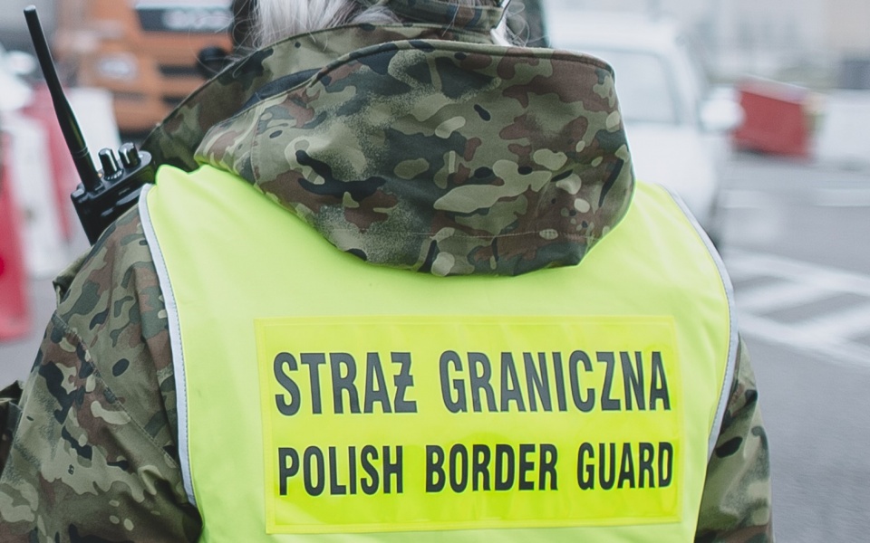 Policjanci z Torunia zatrzymali obywatela Ukrainy, który nielegalnie przewoził imigrantów. Wszyscy trafili w ręce Straży Granicznej/fot. Straż Graniczna/Twitter