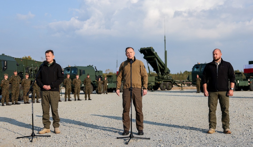 Prezydent Andrzej Duda i wicepremier, minister obrony narodowej Mariusz Błaszczak wizytowali toruński poligon. Zaprezentowany został tam pierwszy zestaw Patriot, który będzie bronił polskiego nieba./fot. Jakub Szymczuk/KPRP