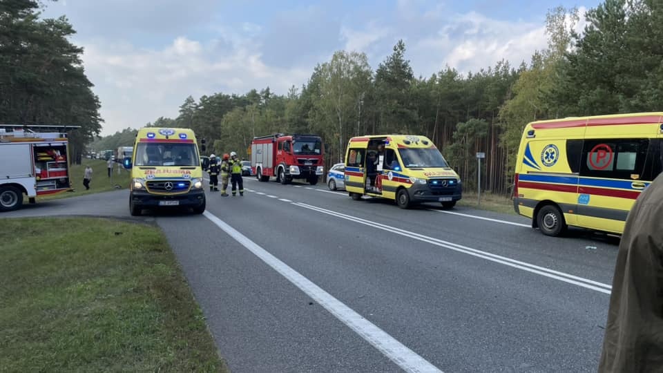 W piątek po południu W Przyłubiu (DK nr 10) doszło do zderzenia samochodu ciężarowego z osobowym. Trzy osoby zostały ranne. Jak pisze portal Onet, z pomocy poszkodowanym pospieszyli członkowie prezydenckiej kolumny, którzy jechali właśnie do Torunia na prezentację systemu Patriot./fot. OSP Solec Kujawski/Facebook