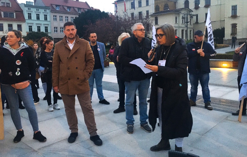 Protest przedsiębiorców przeciwko wysokim cenom energii elektrycznej odbył się w piątek wieczorem na Starym Rynku w Bydgoszczy./fot. Elżbieta Rupniewska