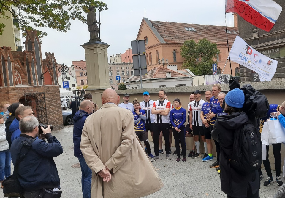 27 biegaczy, 10 dni i ponad 3,5 tys. kilometrów - z samego rana z Brodnicy wyruszył Bieg do Santiago de Compostela. Jego uczestnicy prowadzą zbiórkę pieniędzy na pomoc chorej na mózgowe porażenie dziecięce brodniczance Magdalenie Janke. /fot. Monika Kaczyńska