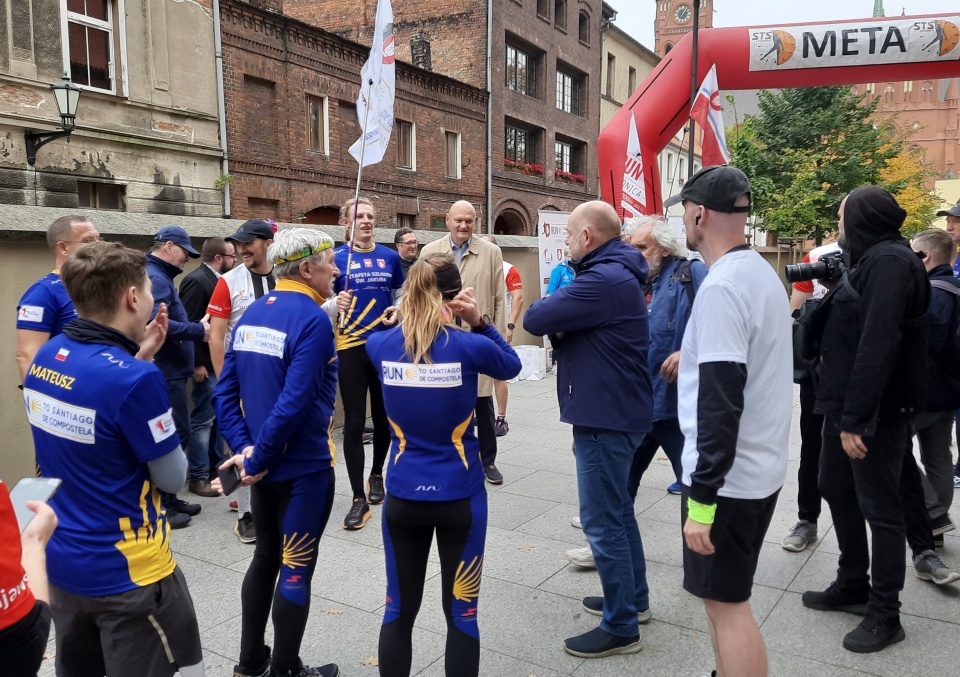 27 biegaczy, 10 dni i ponad 3,5 tys. kilometrów - z samego rana z Brodnicy wyruszył Bieg do Santiago de Compostela. Jego uczestnicy prowadzą zbiórkę pieniędzy na pomoc chorej na mózgowe porażenie dziecięce brodniczance Magdalenie Janke.