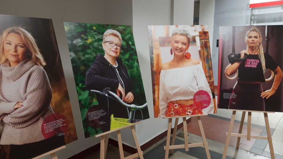 Wystawa jest dostępna na pierwszym piętrze przed salą sesyjną Urzędu Marszałkowskiego do 30 października. Od poniedziałku (24 października) portrety można będzie oglądać także w centrach handlowych w pięciu kujawsko-pomorskich miastach/fot. Monika Kaczyńska