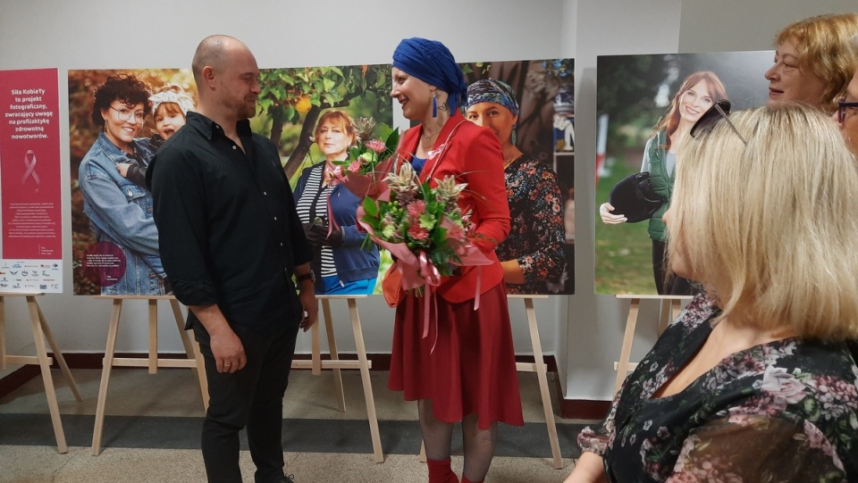 Wystawa jest dostępna na pierwszym piętrze przed salą sesyjną Urzędu Marszałkowskiego do 30 października. Od poniedziałku (24 października) portrety można będzie oglądać także w centrach handlowych w pięciu kujawsko-pomorskich miastach/fot. Monika Kaczyńska