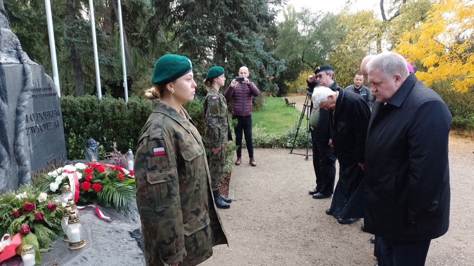 Środowe obchody rocznicowe rozpoczęło poranne spotkanie pod toruńskim pomnikiem błogosławionego/fot. Michał Zaręba