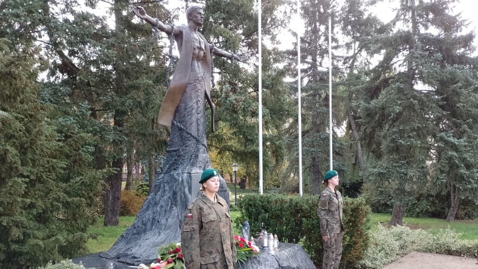 Środowe obchody rocznicowe rozpoczęło poranne spotkanie pod toruńskim pomnikiem błogosławionego/fot. Michał Zaręba