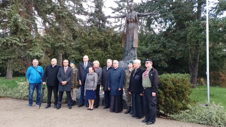 Środowe obchody rocznicowe rozpoczęło poranne spotkanie pod toruńskim pomnikiem błogosławionego/fot. Michał Zaręba