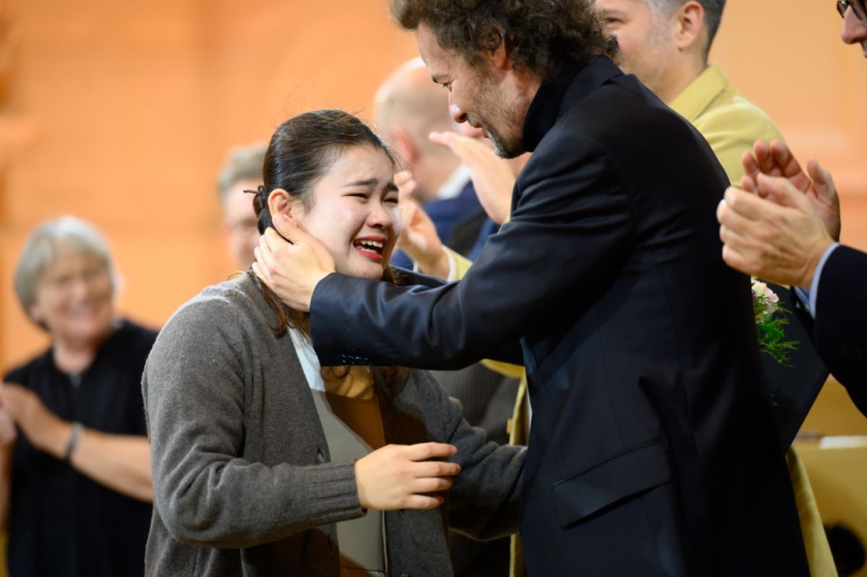 Laureatka I nagrody Hina Maeda z Japonii i członek jury Mariusz Patyra podczas ogłoszenia wyników XVI Międzynarodowego Konkursu Skrzypcowego im. Henryka Wieniawskiego/fot. Jakub Kaczmarczyk, PAP