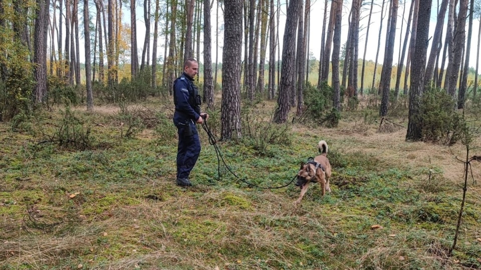 Policjanci z psem odnaleźli mężczyznę po przejściu około 3 km./fot. Policja