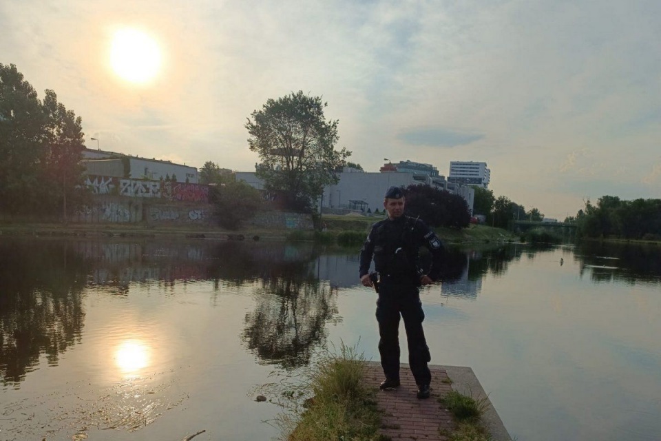 Posterunkowy Marcin Rychczyński, który wskoczył do wody, by ratować tonącą kobietę/fot. materiały policji